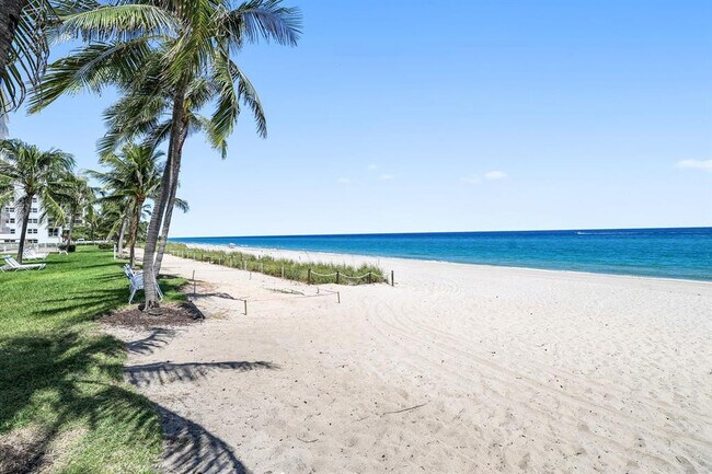 Building Photo - 1051 Hillsboro Mile