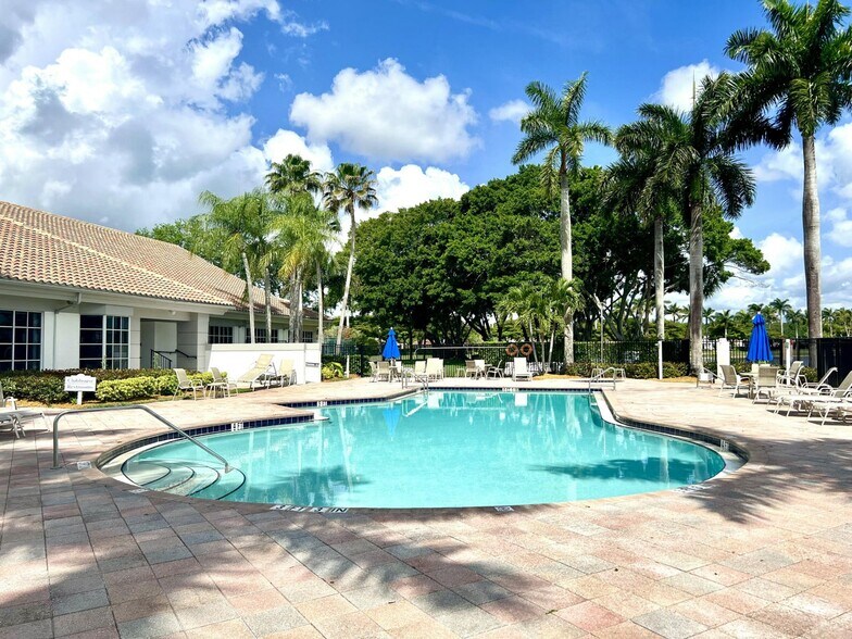 Building Photo - 10614 Lake Shore Dr