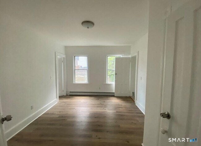 Building Photo - 220 Maplewood Ave