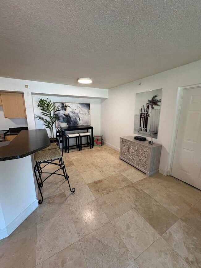 Building Photo - 1205 Villa Cir