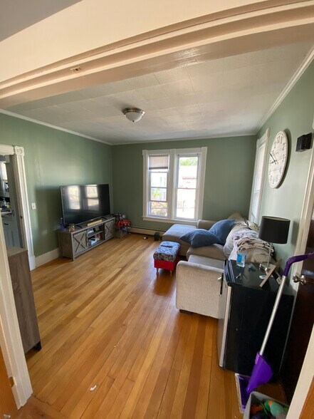 Building Photo - 10 Burtt St