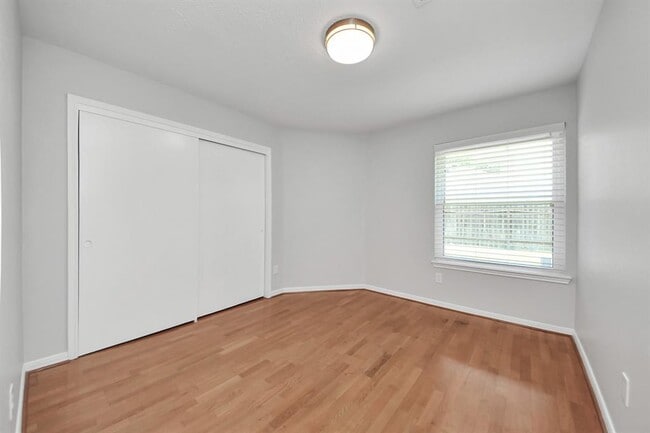 Building Photo - 12407 Meadow Ridge Dr