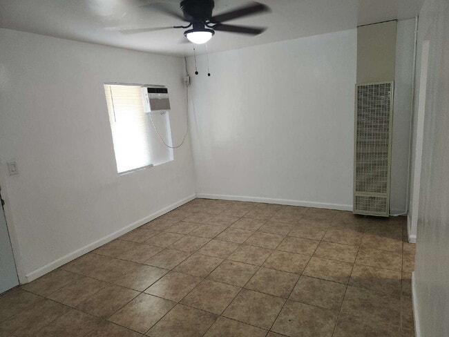 Building Photo - 1 bedroom 1 bath available in Dos Palos, CA.