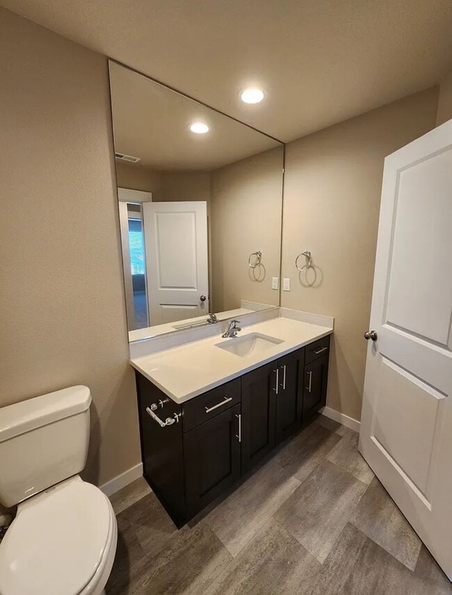 Building Photo - Must See Townhome Located in Ponderosa Ridge