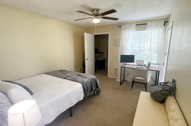 Building Photo - 1964 Lake Atriums Cir