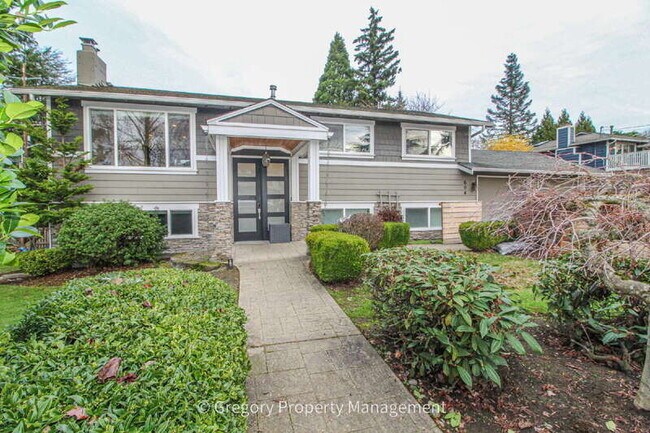 Building Photo - 604 9th Ave