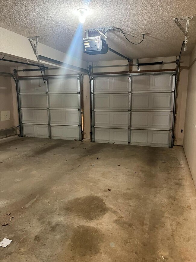 Building Photo - 3 bed 2.5 bath townhome off Bob Billings!