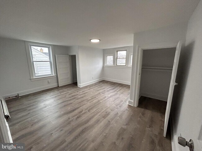 Building Photo - 1067 S Clinton Ave