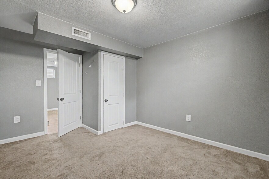 Building Photo - 6675 W Arizona Ave