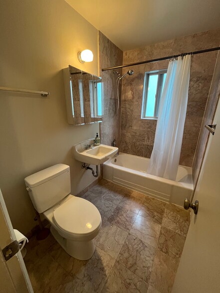 Bathroom - 2363 SE 45th Ave