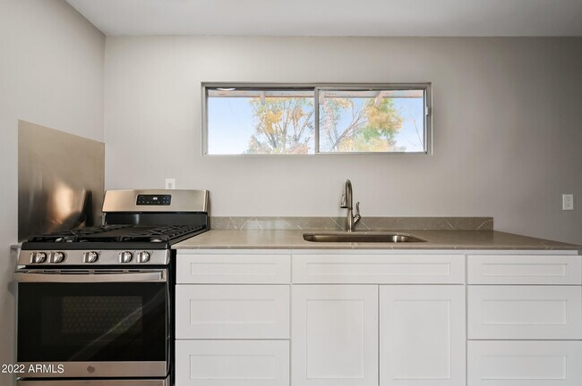 Building Photo - 217 S Sirrine