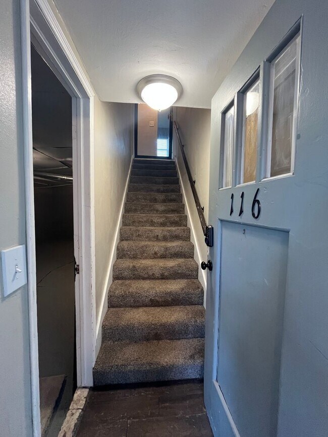 Building Photo - Beautiful upstairs 3 bed 1 bath apartment ...