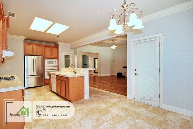 Building Photo - 2052 Hedgerow Ave