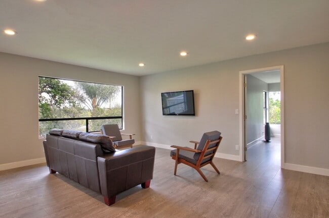 Building Photo - 915-915 1/2  Valley Drive