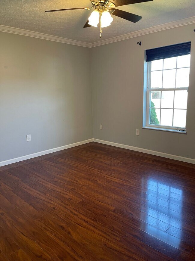 Building Photo - 411 Cornus Ave