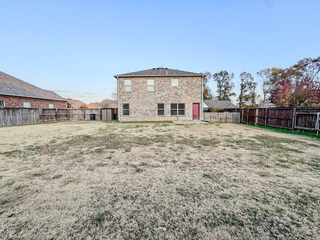 Building Photo - 36 Talladega Loop