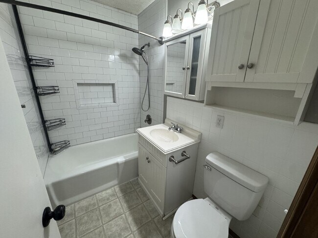 Building Photo - Enjoy the charm of this 2 bedroom, 1 bathroom house.