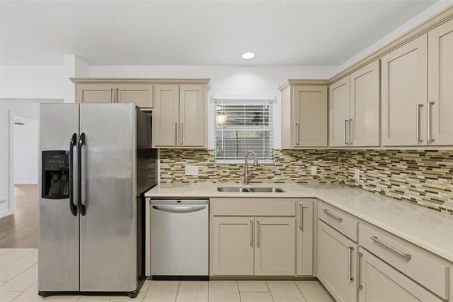 Building Photo - 2402 Little John Ln