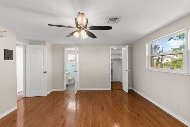 Building Photo - Waterfront 3 Bedroom in Yacht Club Estates