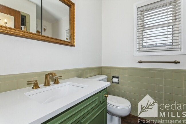 Building Photo - Mid Century 3 Bedroom