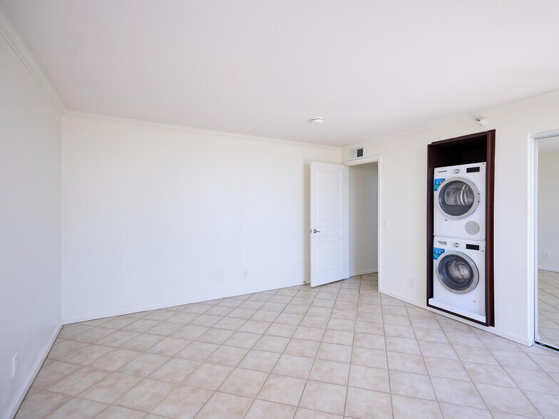 Building Photo - 7320 Hawthorn Ave