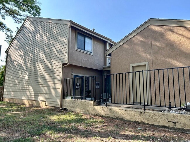 Building Photo - Gorgeous Condo in The Gated Community of The Timbers!