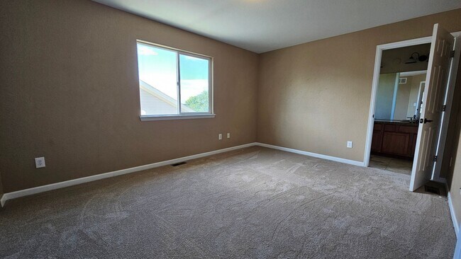 Building Photo - SPACIOUS HOME WITH FINISHED BASEMENT IN NORTH RANGE VILLAGE!