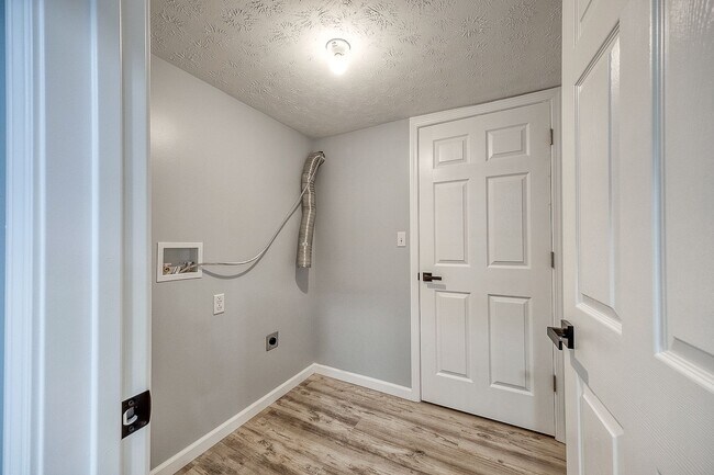 Building Photo - Grand Ave Duplex