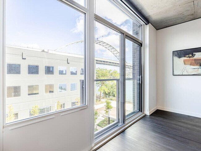 Building Photo - 1550 NW Naito Pkwy