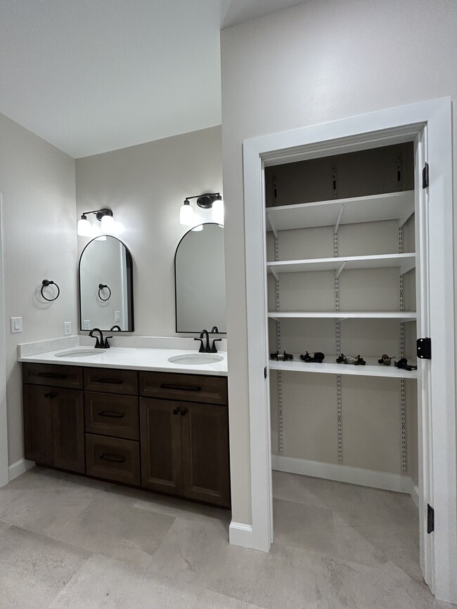 Building Photo - 1112 Reserve St N