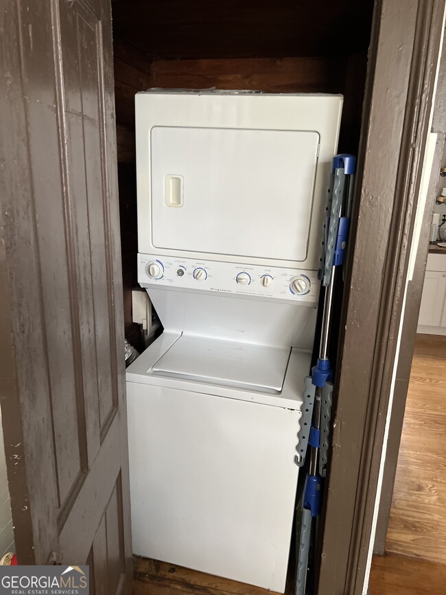 Building Photo - 834 Fulton Terrace SE