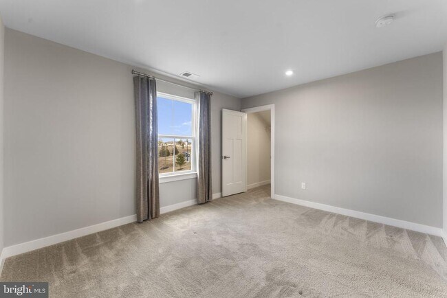 Building Photo - 143 Hood Farm Dr