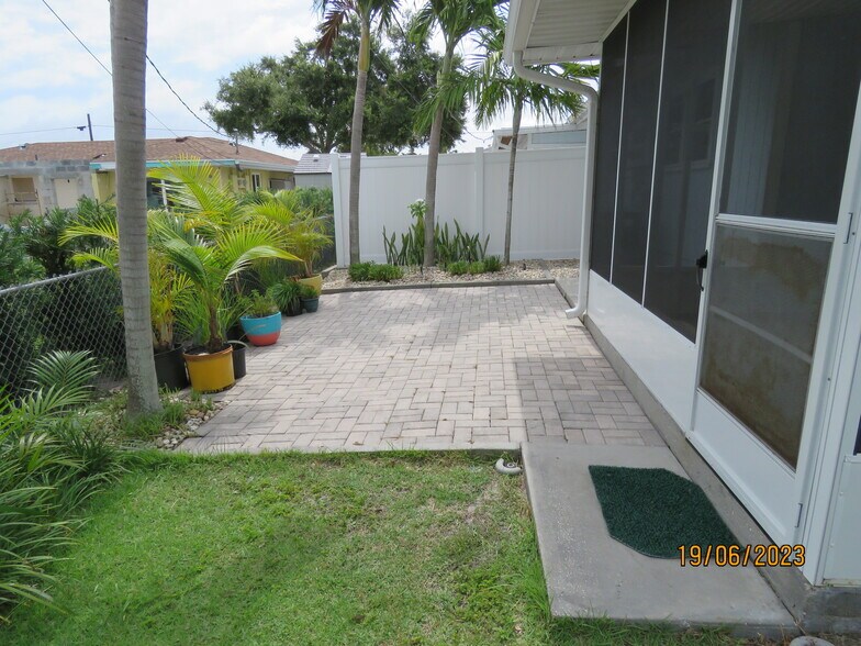 Building Photo - 416 Narvaezi St