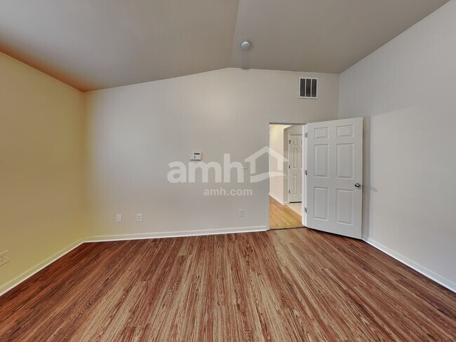 Building Photo - 975 Donington Cir