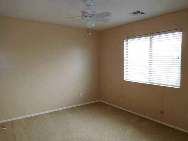 Building Photo - Huge 2700 SFT, Golf-view Community in Villages at Queen Creek!