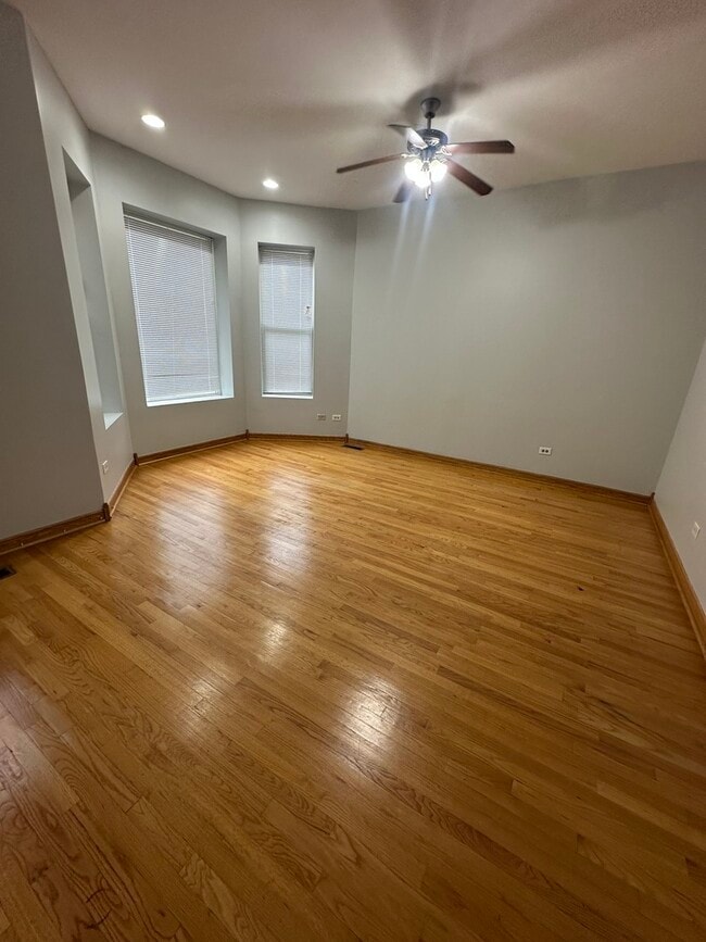 Building Photo - 725 E 50th St