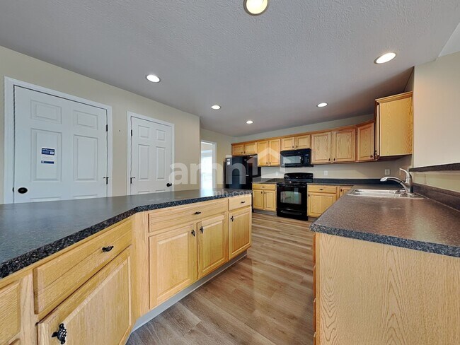 Building Photo - 5 Wells Dr