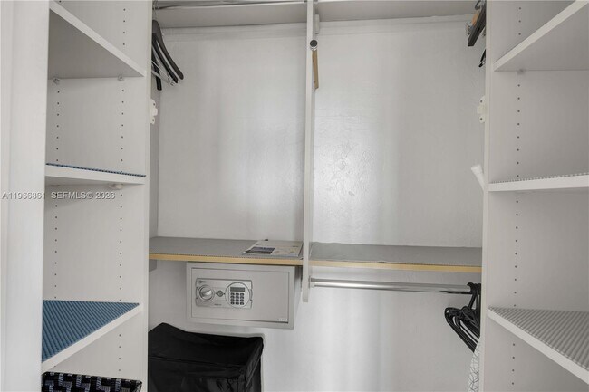 Building Photo - 255 W 24th St