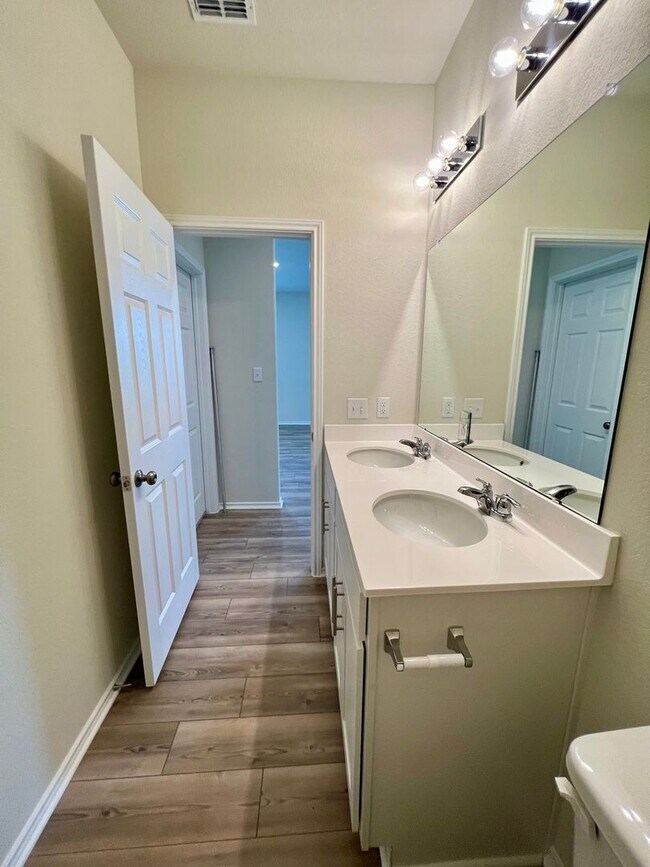 Building Photo - Charming 3BR 2BA House in Buda