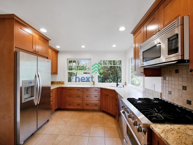 Building Photo - A beautiful 3 bed and 2 bathroom house for...