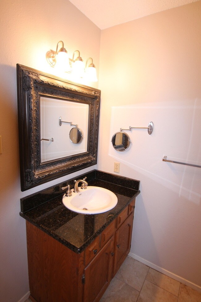 Building Photo - Charming home on Brooks Lake!