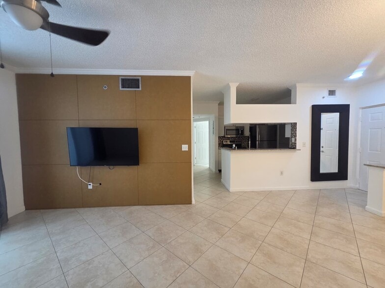 Building Photo - 17100 N Bay Rd