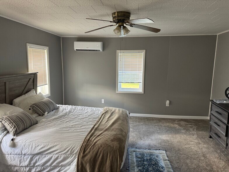 Large bedroom - 15 Lakeside Dr