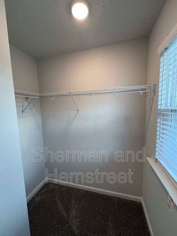 Building Photo - 7008 Hummingbird Dr