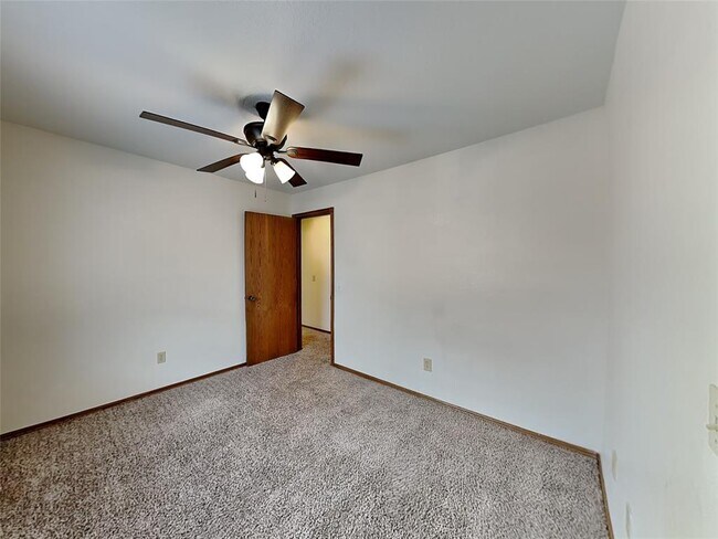 Building Photo - 5612 SE 85th St