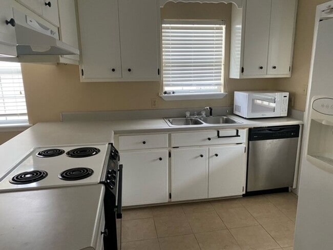 Building Photo - 3/2 HOME NEAR FREEDOM PARK.