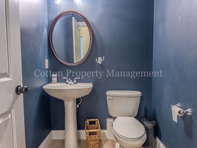 Building Photo - 102 Blossom Cir