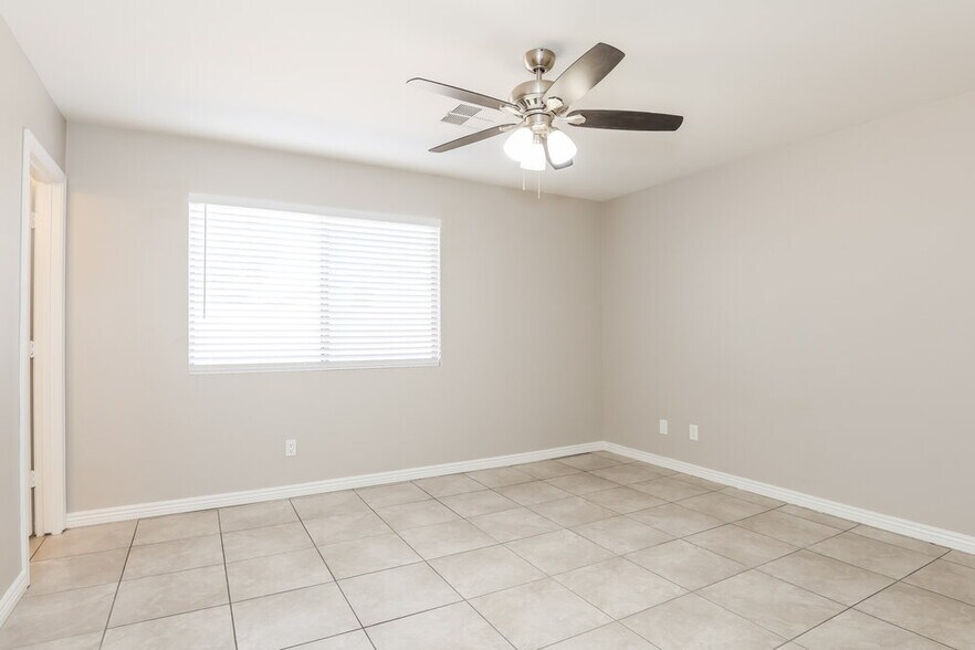 Building Photo - 15948 W Lundberg St