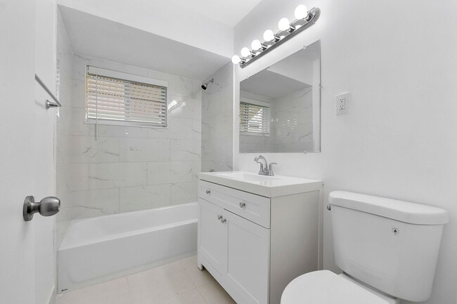 Building Photo - Spacious 3BD/2BA Home