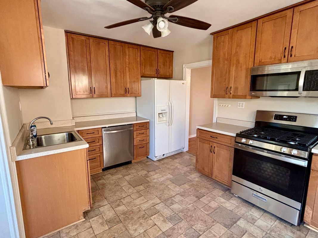 Building Photo - 706 W Railroad Ave